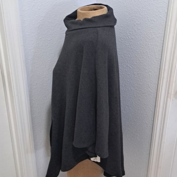 Cut The Frills Poncho with Leather Details - Picture 3 of 7